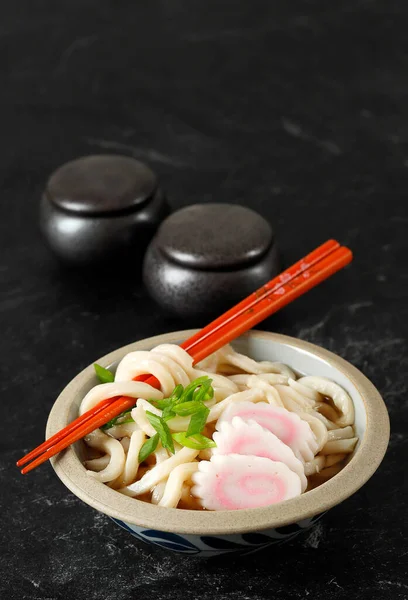 Japanese Kake Udon Narutomaki Green Onion Served Ceramic Bowl Black — Stockfoto