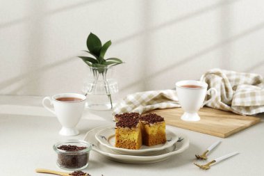 Çikolata parçacıklı dilimlenmiş Mocca Pastası, Çayla servis edilir. Potong Moka keki.