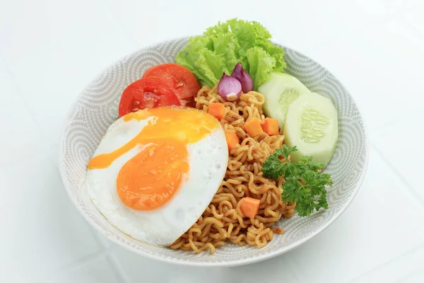 Indomie Goreng Instant Fried Noodle Popular Indonesia Served Carrot Cucumber — Zdjęcie stockowe