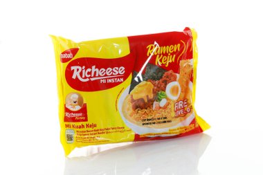 Peynirli kremalı Richeese Noodle çorbası. Endonezya 'nın en sevdiği Mi Anlık, beyazda izole edilmiş.