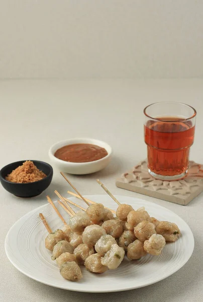 Cilok Tusuk Bumbu Kacang Bolas Fritas Tapioca Com Molho Amendoim — Fotografia de Stock