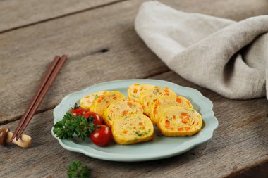Kore usulü omlet ya da taze soğan ve havuçlu Gyeran Mari. Japoncada Tamagoyaki olarak bilinir. Metin için Boşluğu Kopyala