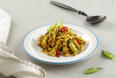 Kızarmış tavuk bağırsağını zerdeçal ya da Tumis Usus Bumbu Kuning ile karıştır. Kapat. 