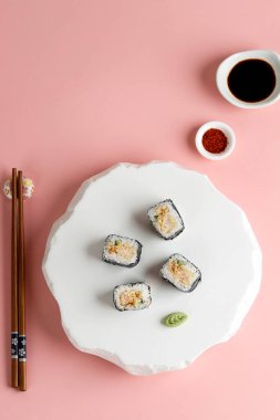 Wasabi, Soya sosu ve acılı biberli Toro Maki suşisi. Pembe Arkaplanda. Metin veya Reklam için Boşluğu Kopyala