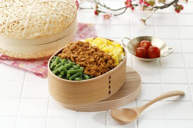 Sanshoku Beslenme Kutusu, Üç Renkli Japon Pirinç Beslenme Çantası Kızarmış Biftek, Kaynamış Fransız Fasulyesi ve Çırpılmış Yumurta. 