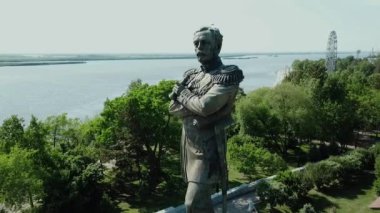 Rusya 'nın uzak doğusundaki Khabarovsk şehri. Amur Nehri Uçurumundaki Kont Muravyov-Amursky Anıtı.