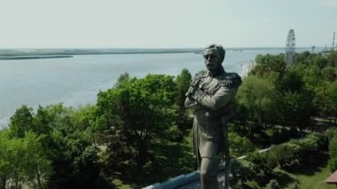 Rusya 'nın uzak doğusundaki Khabarovsk şehri. Amur Nehri Uçurumundaki Kont Muravyov-Amursky Anıtı.