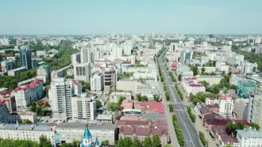 Rusya 'nın uzak doğusundaki Khabarovsk şehri. Komsomolskaya Meydanı. Bir İHA 'dan ateş etmek.