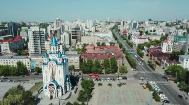 Rusya 'nın uzak doğusundaki Khabarovsk şehri. Komsomolskaya Meydanı. Bir İHA 'dan ateş etmek.