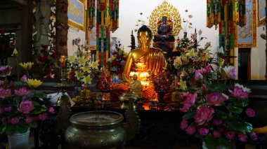 Vietnam, Nha Trang 'daki Long Son Pagoda' da Buda heykeli. Pagoda, Nha Trang 'ın tam merkezinde etkin bir manastırın bölgesinde yer almaktadır..