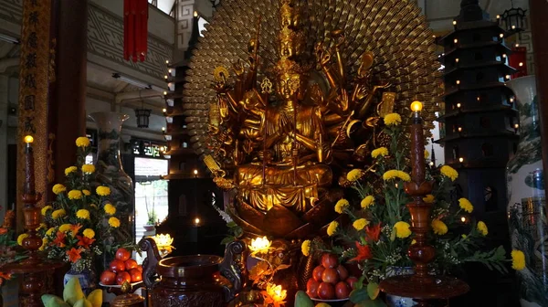 Vietnam, Nha Trang 'daki Long Son Pagoda' da Buda heykeli. Pagoda, Nha Trang 'ın tam merkezinde etkin bir manastırın bölgesinde yer almaktadır..
