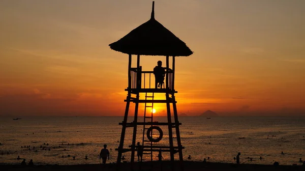 Güney Çin Denizi kıyısında gün doğumu Vietnam 'da Nha Trang' da. Vietnam 'daki Nha Trang' daki Central City plajı. Kıyıda bir kurtarma kulesi..