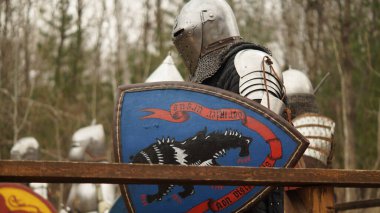 Bir ortaçağ mızrak dövüşü turnuvasının yeniden inşası. Şövalyelerin envanteri ve koruyucu mühimmat. Sanatçılar tarafından el yapımı. Tarihsel değerleri yok..