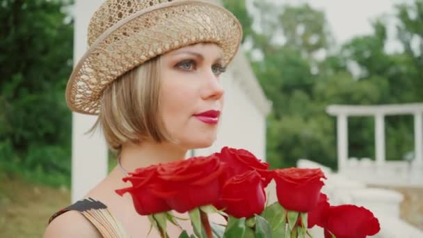 Ретро Дівчина Червоними Трояндами Дівчина Червоними Трояндами Представлена Коханою Людиною — стокове відео