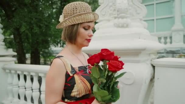 Ρετρό Κορίτσι Κόκκινα Τριαντάφυλλα Ένα Κορίτσι Κόκκινα Τριαντάφυλλα Παρουσιασμένο Από — Αρχείο Βίντεο