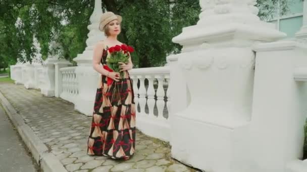 Kırmızı Güllü Retro Kız Sevdiği Biri Tarafından Sunulan Kırmızı Gülleri — Stok video