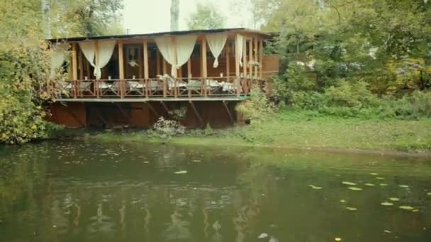 Herfstpark Vijver Eenden Veranda Van Het Café Aan Kust Herfst — Stockvideo