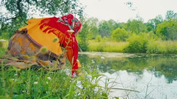 Uma Menina Cossaca Coleta Água Com Balde Lago Dia Ensolarado — Vídeo de Stock