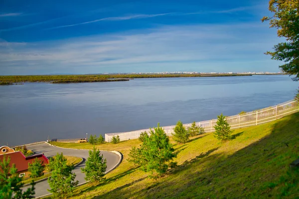 Rusya 'nın uzak doğusundaki Amur Nehri' nin kıyısında. Khabarovsk şehrinin banliyölerinde bir park alanı. Zaimka Plyusnina Riviera Parkı 'nda. 