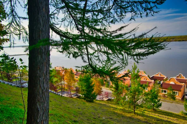 Rusya 'nın uzak doğusundaki Amur Nehri' nin kıyısında. Khabarovsk şehrinin banliyölerinde bir park alanı. Zaimka Plyusnina Riviera Parkı 'nda. 