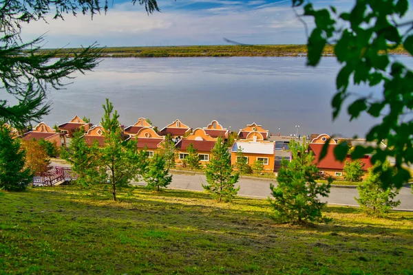 Rusya 'nın uzak doğusundaki Amur Nehri' nin kıyısında. Khabarovsk şehrinin banliyölerinde bir park alanı. Zaimka Plyusnina Riviera Parkı 'nda. 