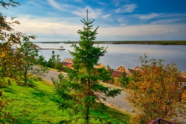 Rusya 'nın uzak doğusundaki Amur Nehri' nin kıyısında. Khabarovsk şehrinin banliyölerinde bir park alanı. Zaimka Plyusnina Riviera Parkı 'nda. 