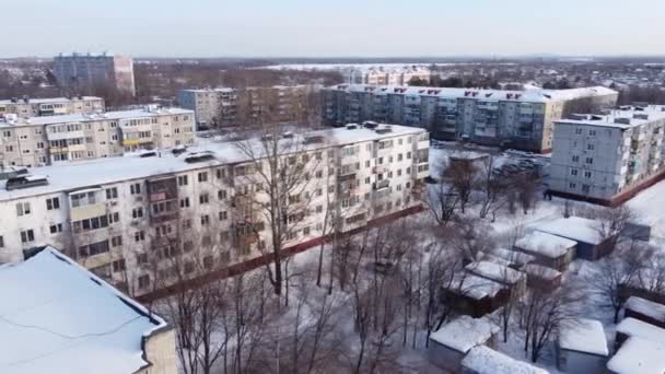 Egy Orosz Téli Város Felett Repül Alacsony Ötemeletes Házak Egy — Stock videók