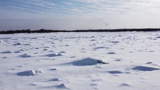 Літаючи Над Замерзлою Річкою Далекому Сході Росії Лід Річці Покритий — стокове відео