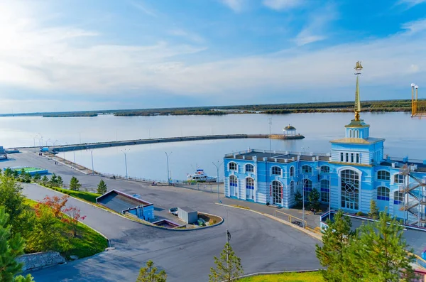 Nehir kıyısındaki eski bir binanın taklidi. Sanatsal ya da tarihsel değeri yok, modern bir bina. Nehir kenarında dinlenmek için park alanı. Khabarovsk şehrinden çok uzak değil. Amur Nehri. Kulesi ve saat kulesi olan bir bina.. 