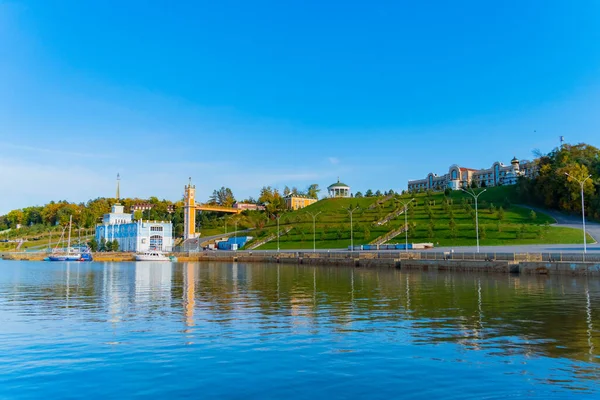 Nehir kıyısındaki eski bir binanın taklidi. Sanatsal ya da tarihsel değeri yok, modern bir bina. Nehir kenarında dinlenmek için park alanı. Khabarovsk şehrinden çok uzak değil. Amur Nehri. Kulesi ve saat kulesi olan bir bina.. 