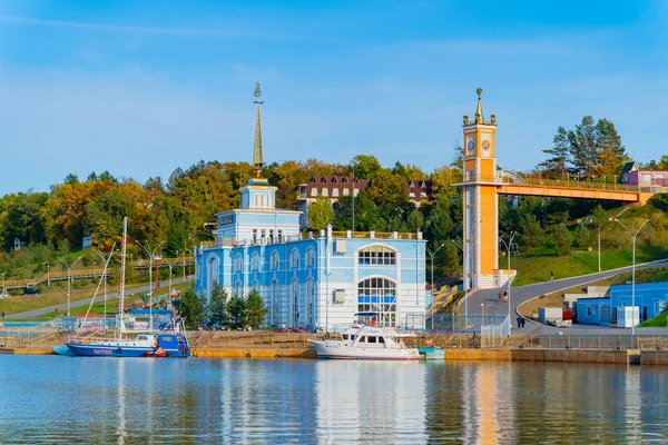Nehir kıyısındaki eski bir binanın taklidi. Sanatsal ya da tarihsel değeri yok, modern bir bina. Nehir kenarında dinlenmek için park alanı. Khabarovsk şehrinden çok uzak değil. Amur Nehri. Kulesi ve saat kulesi olan bir bina.. 