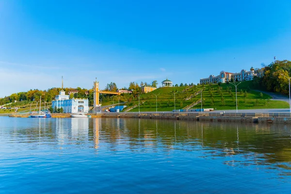 Nehir kıyısındaki eski bir binanın taklidi. Sanatsal ya da tarihsel değeri yok, modern bir bina. Nehir kenarında dinlenmek için park alanı. Khabarovsk şehrinden çok uzak değil. Amur Nehri. Kulesi ve saat kulesi olan bir bina.. 