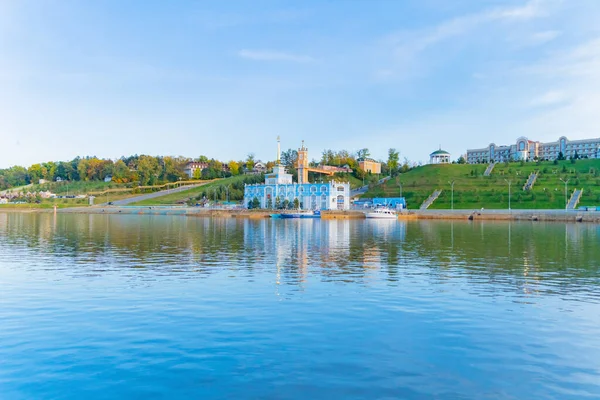 Nehir kıyısındaki eski bir binanın taklidi. Sanatsal ya da tarihsel değeri yok, modern bir bina. Nehir kenarında dinlenmek için park alanı. Khabarovsk şehrinden çok uzak değil. Amur Nehri. Kulesi ve saat kulesi olan bir bina.. 