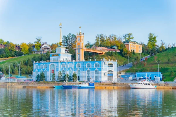Nehir kıyısındaki eski bir binanın taklidi. Sanatsal ya da tarihsel değeri yok, modern bir bina. Nehir kenarında dinlenmek için park alanı. Khabarovsk şehrinden çok uzak değil. Amur Nehri. Kulesi ve saat kulesi olan bir bina.. 