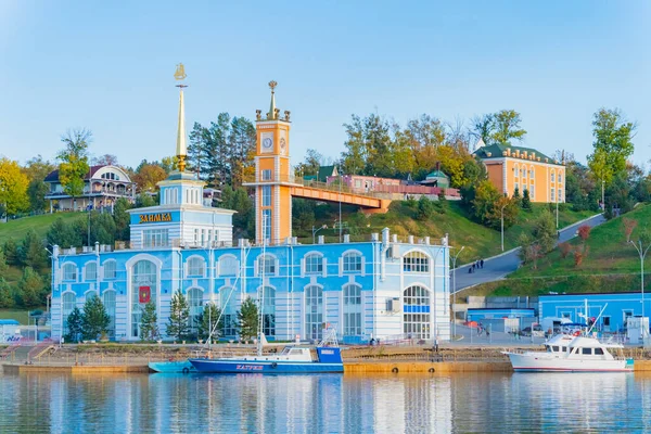 Nehir kıyısındaki eski bir binanın taklidi. Sanatsal ya da tarihsel değeri yok, modern bir bina. Nehir kenarında dinlenmek için park alanı. Khabarovsk şehrinden çok uzak değil. Amur Nehri. Kulesi ve saat kulesi olan bir bina.. 