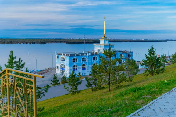 Nehir kıyısındaki eski bir binanın taklidi. Sanatsal ya da tarihsel değeri yok, modern bir bina. Nehir kenarında dinlenmek için park alanı. Khabarovsk şehrinden çok uzak değil. Amur Nehri. Kulesi ve saat kulesi olan bir bina.. 