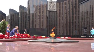 Khabarovsk 'taki savaş kahramanlarının anıtındaki sonsuz alev. Nazi Almanyası üzerindeki SSCB Büyük Vatanseverlik Savaşı 'nda ölen asker ve subayların anısına (1941-1945) 