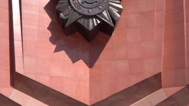 Khabarovsk 'taki savaş kahramanlarının anıtındaki sonsuz alev. Nazi Almanyası üzerindeki SSCB Büyük Vatanseverlik Savaşı 'nda ölen asker ve subayların anısına (1941-1945) 