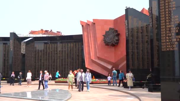 記念碑ナチス ドイツとソ連の大祖国戦争の崩壊した英雄に永遠の炎 記念碑はロシア極東のハバロフスク市に設置されています アムール川の岸で — ストック動画