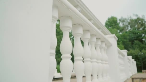Barandillas Blancas Con Columnatas Fondo Cámara Mueve Largo Barandilla Cámara — Vídeo de stock