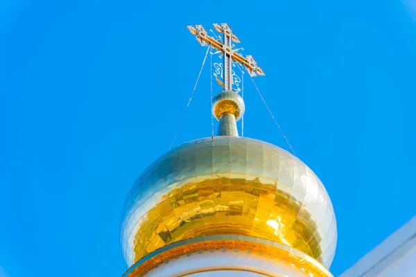 Khabarovsk 'taki Sarov Serafim Kilisesi. Rus Uzak Doğusu. Güneşli bir yaz günü. Kubbeler gün ışığında parlıyor.. 