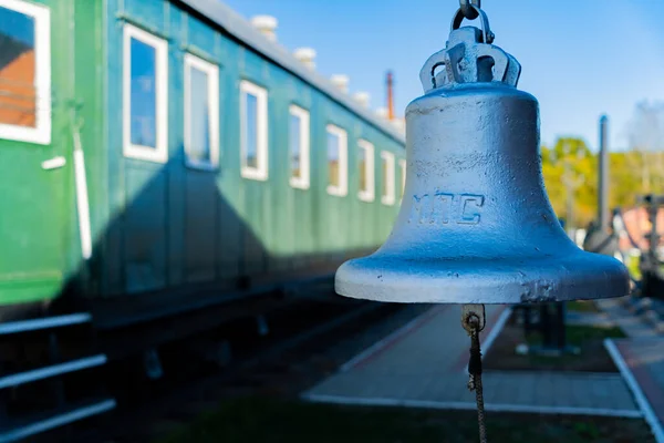 Eski bir tren vagonunun arka planındaki istasyon zili. Amur Köprüsü Müzesi. Rus Uzak Doğusu, Khabarovsk şehri.. 
