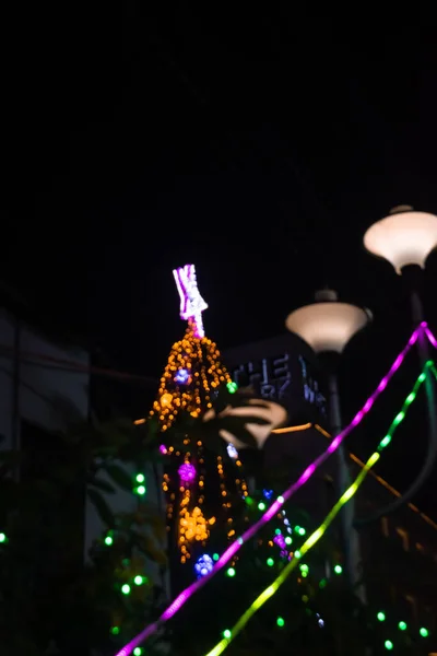 Árbol Quirstmas Fuera Foco Con Estrella Parte Superior Decorado Con —  Fotos de Stock