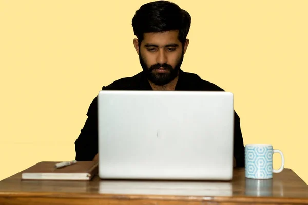 Werk Vanuit Huis Een Man Die Aan Een Laptop Werkt — Stockfoto