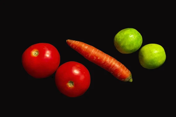 Tomaten Karotten Und Zitronen Auf Schwarzem Hintergrund Angeordnet — Stockfoto