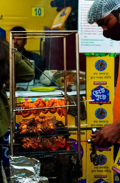 Kolkata Hindistan Şubat 2022 Ateşte Tavuk Kebabı Kızartan Bir Adamın — Stok fotoğraf