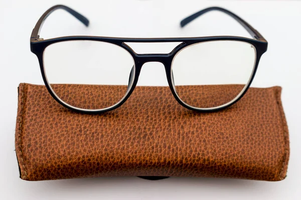 Óculos Quadro Preto Feito Material Acetato Mantido Uma Caixa Couro — Fotografia de Stock