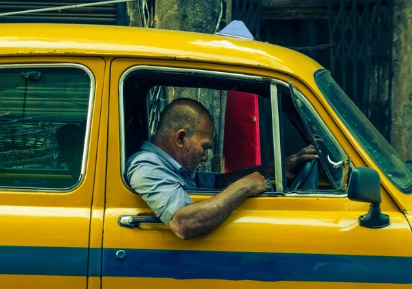 Kolkata India June 2022 Man Sitting Iconic Yellow Taxi Kolkata — Foto de Stock