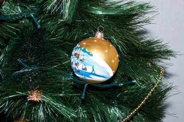 Ağaçta yeni yıl oyuncağı. Yapay Noel ağacında kış süsleri olan bir balo..