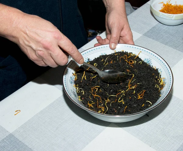 Female Hands Stir Tea Mixture Spoon Process Making Tea Black — Photo